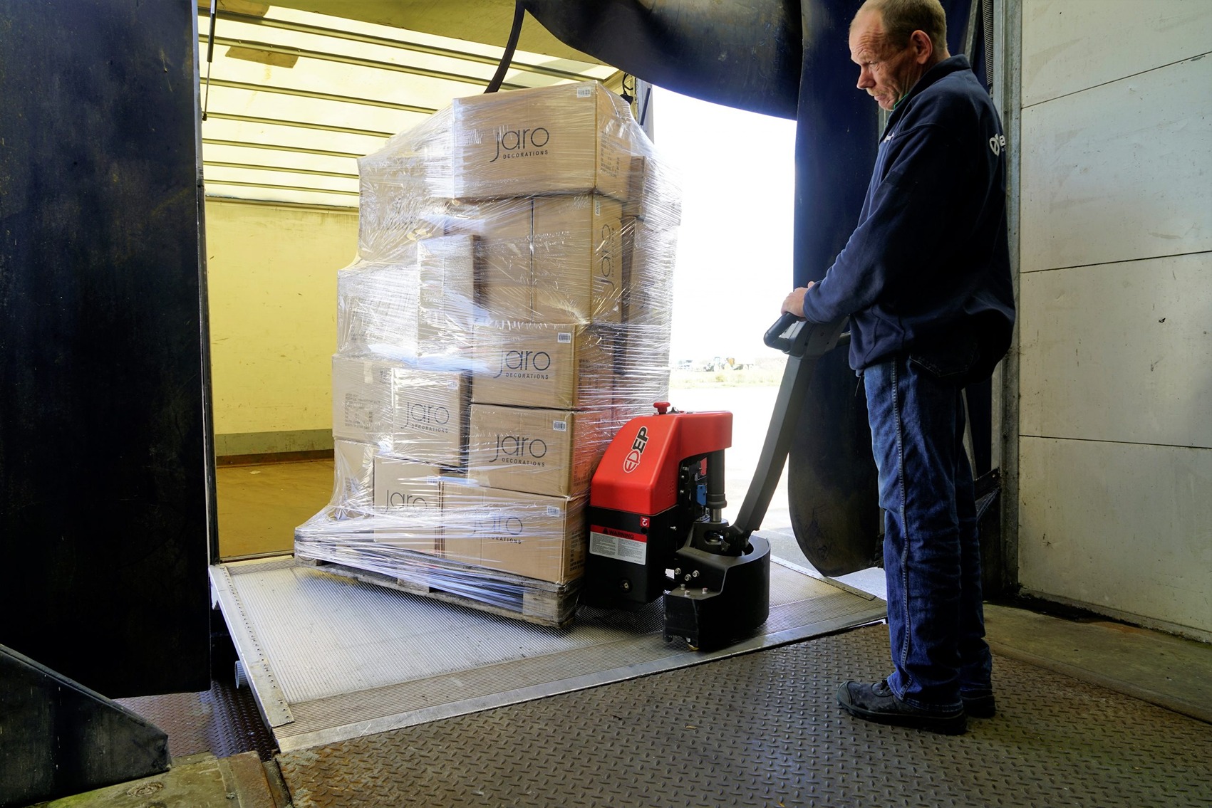 EPT20-15ET electric pallet truck being used with load.