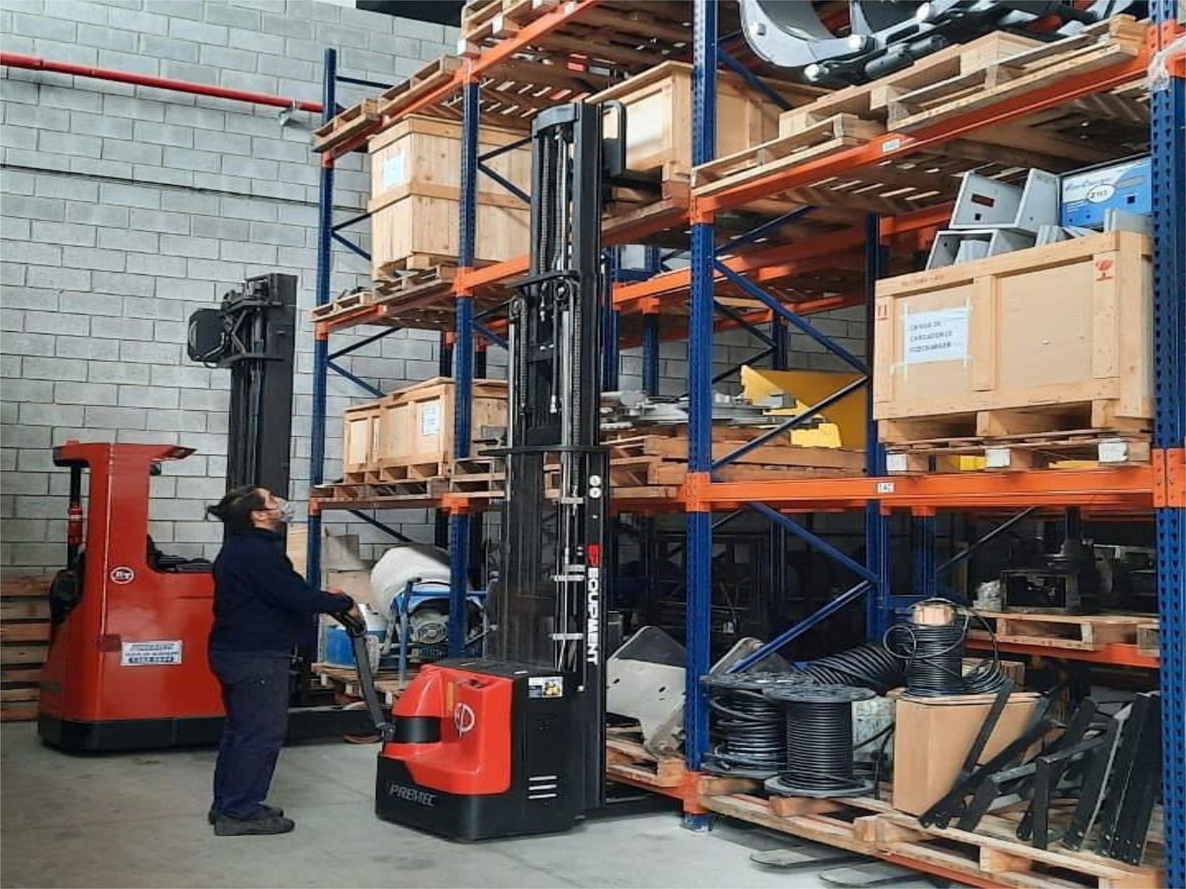 ES-WA SERIES electric pallet stacker being used in a warehouse to stack goods at a high level.