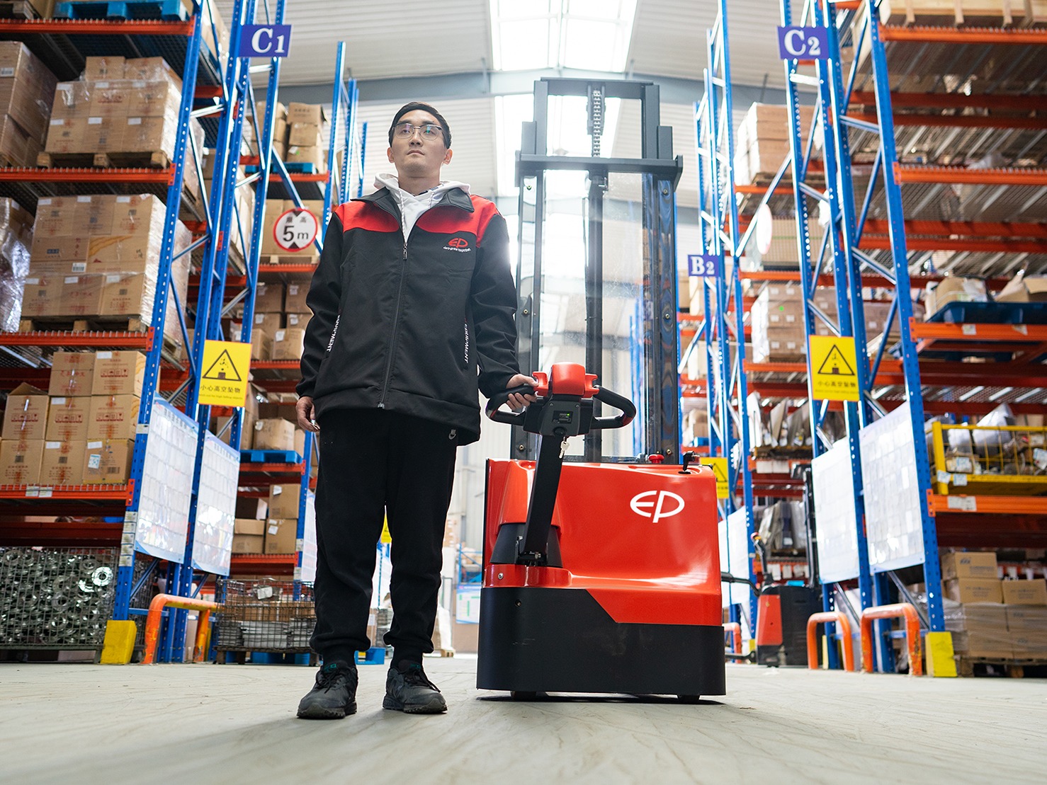 ES15-15ES electric pallet stacker being used in a warehouse.
