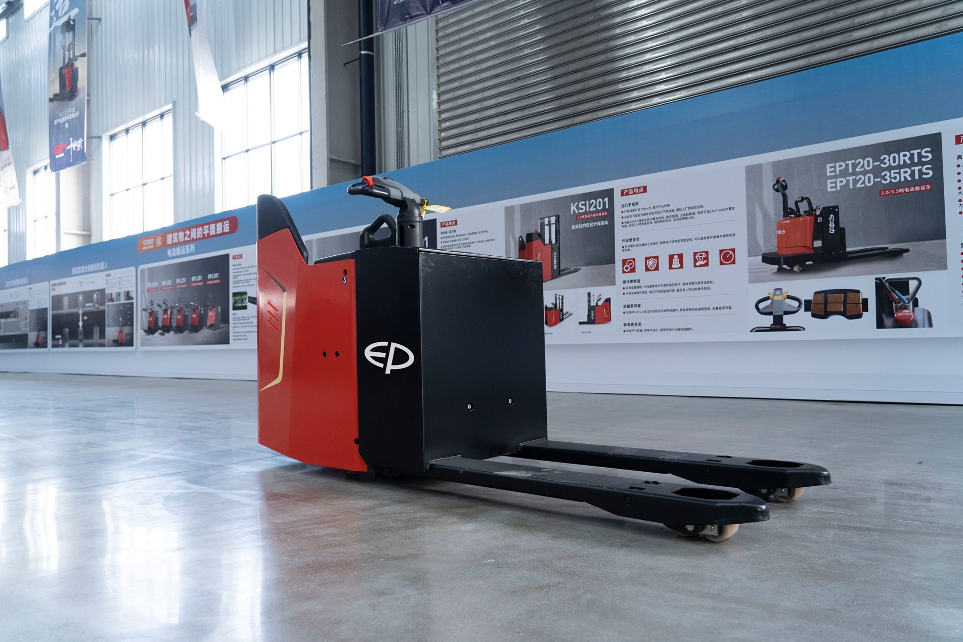 KPL201 electric pallet truck being used in a warehouse.