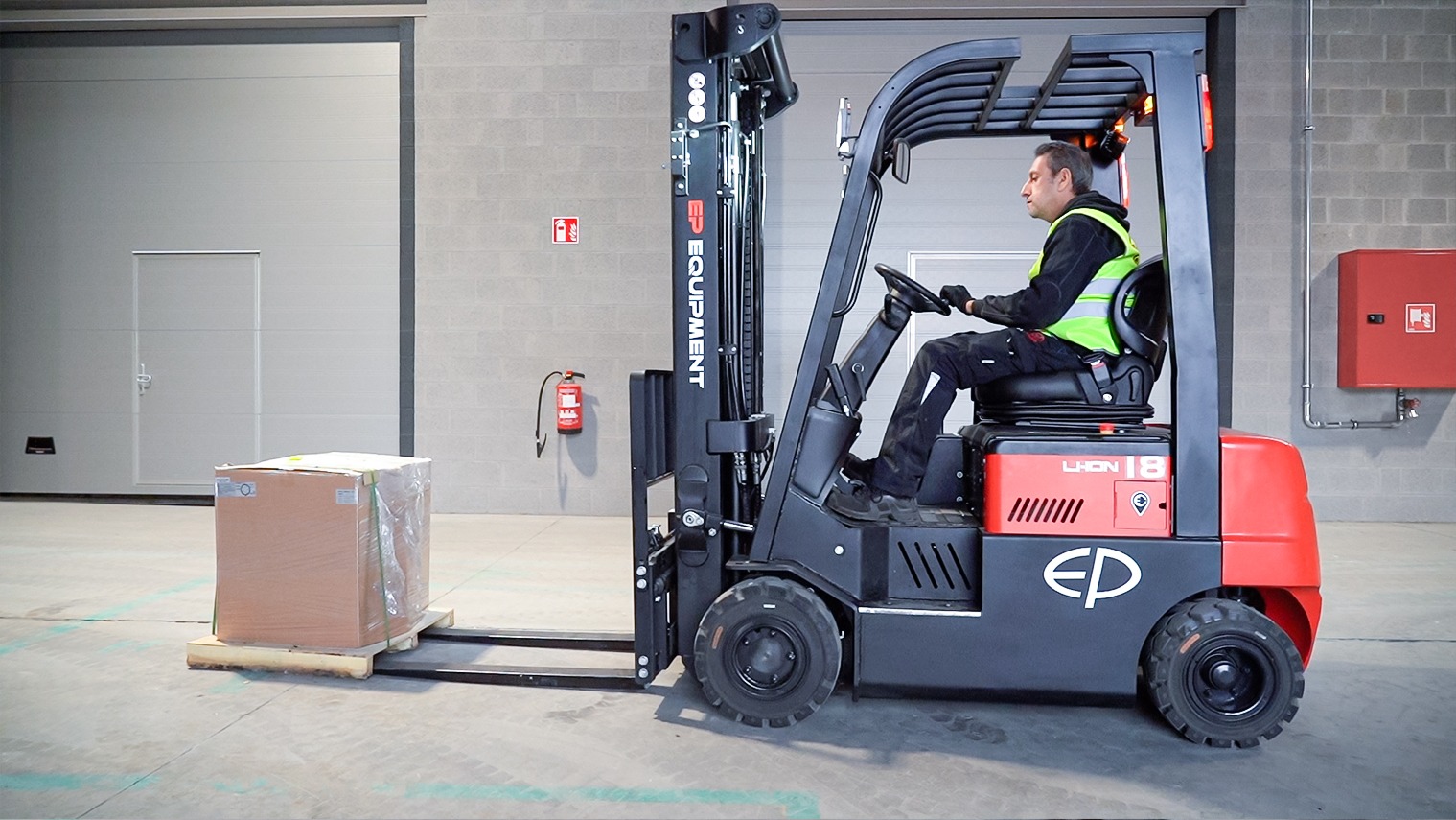CPD18 forklift truck transporting load.
