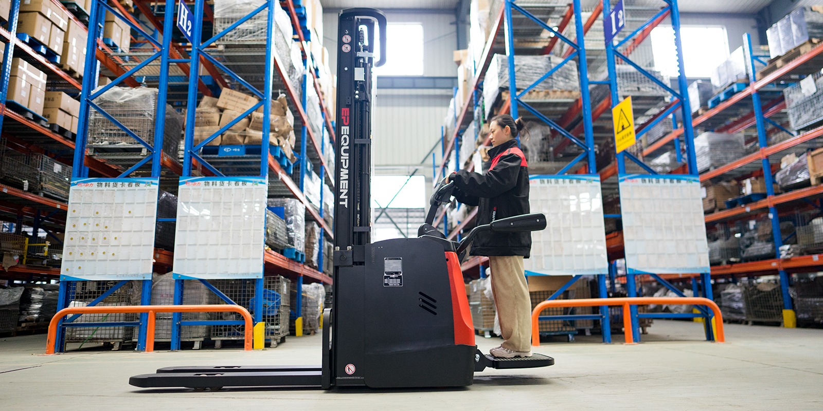 EP's ES-RS electric stacker.