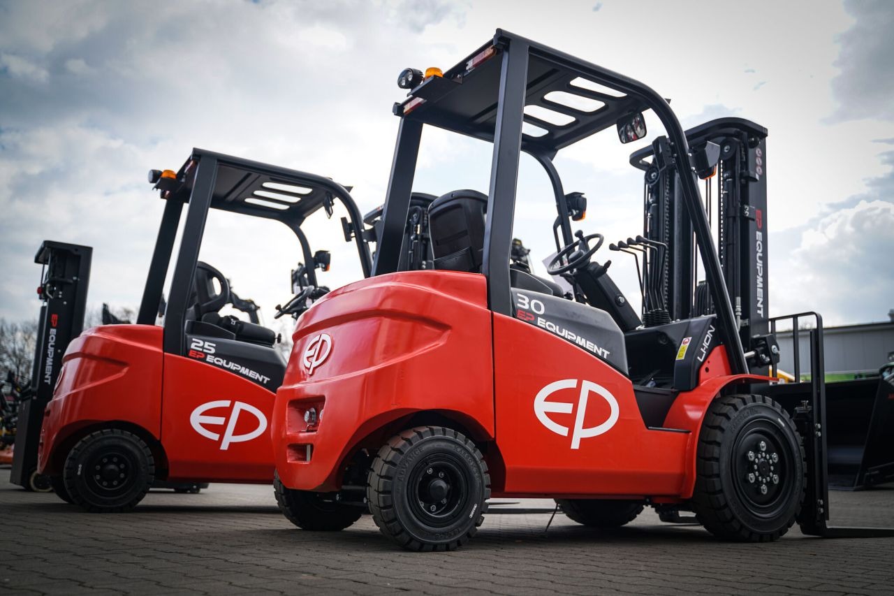 Electric forklift by EP.