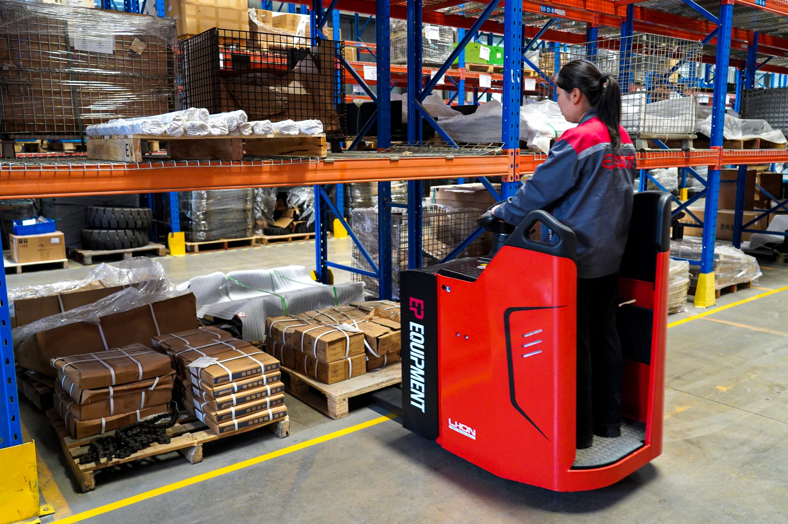 KPL201 electric pallet truck being used in a warehouse.