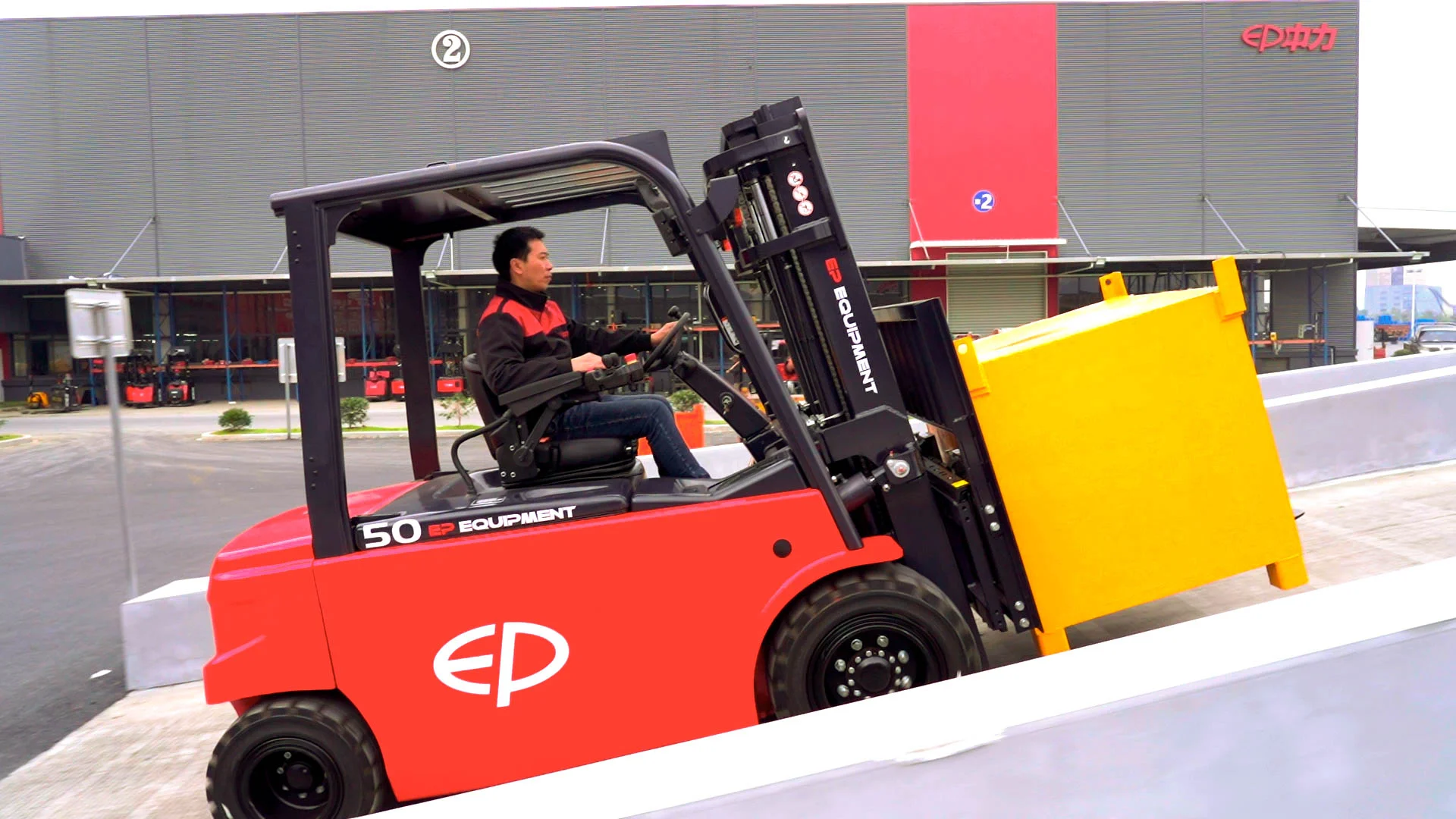 CPD50L1 electric counterbalance forklift being operated on a ramp.