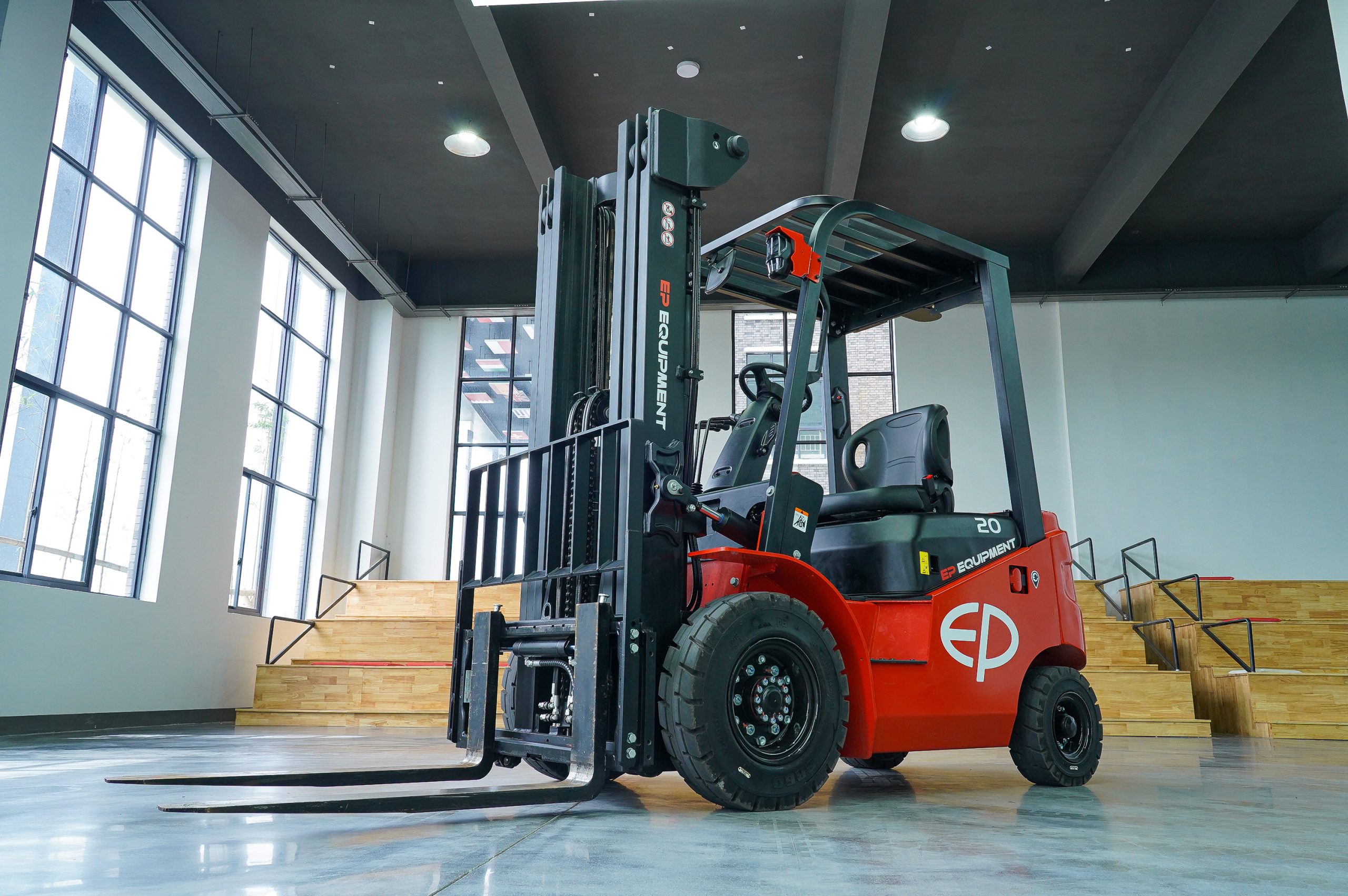 EFL series electric forklift in operation, going up a slope.