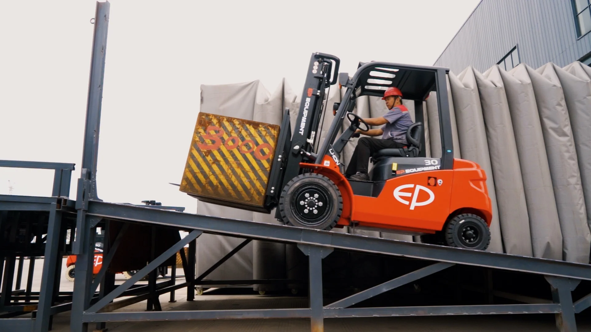 EFL3 Series electric counterbalance forklift being operated on a ramp.